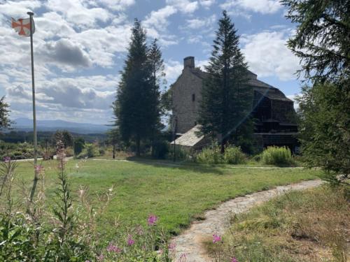 La Commanderie dans son écrin de verdure